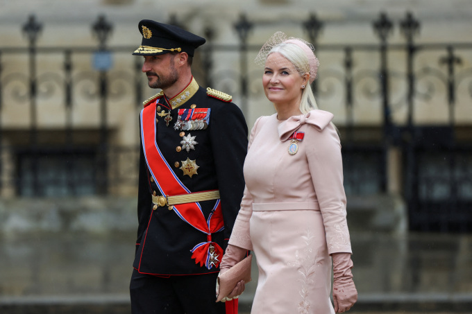 Kronprinsparet på vei inn i Westminster Abbey. Foto: Henry Nicholls / Reuters.